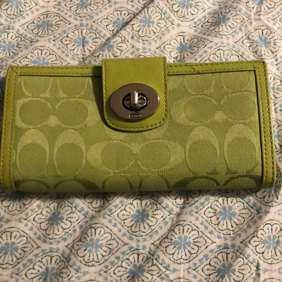 Coach Handbags - Price drop ⬇️Coach green wallet NWOT
